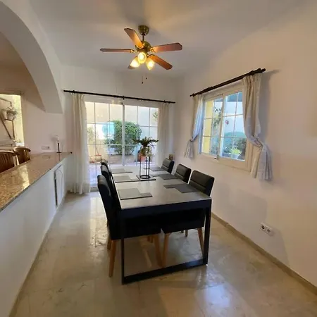 בית נופש 3 Bedroom With Amazing Views & Outdoor Spaces מנילבה